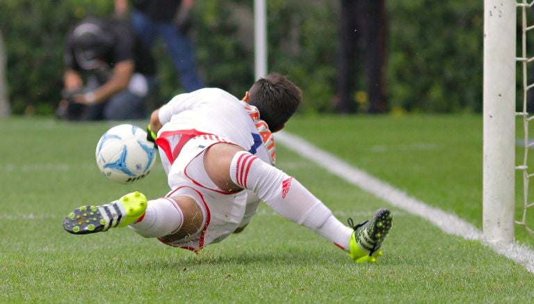 Toño Rodríguez ataja penalti contra Jaguares