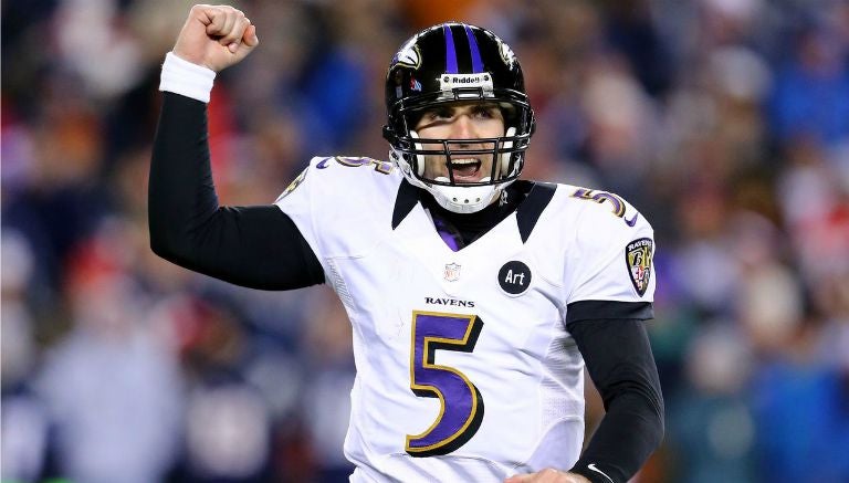 Joe Flacco celebra con los Cuervos