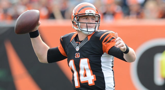 El QB Andy Dalton lanza un pase