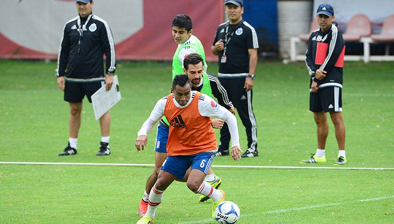 'El Aris', en un entrenamiento con las Chivas