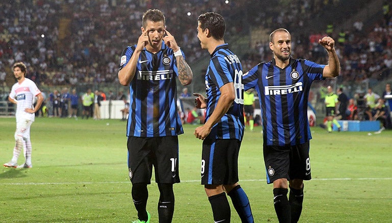 Stevan Jovetic festeja tras anotar un gol contra el Carpi