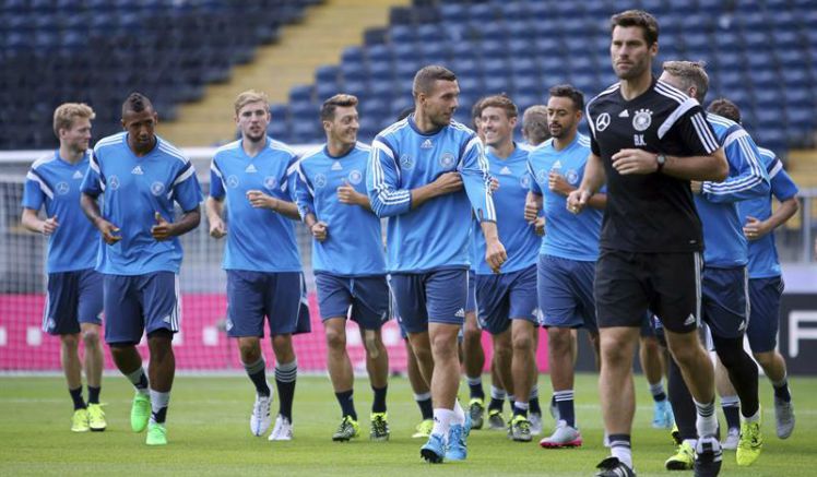 La selección de Alemania se prepara para su duelo contra Polonia