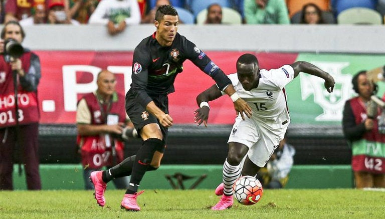 Cristiano y Sagna disputan el balón