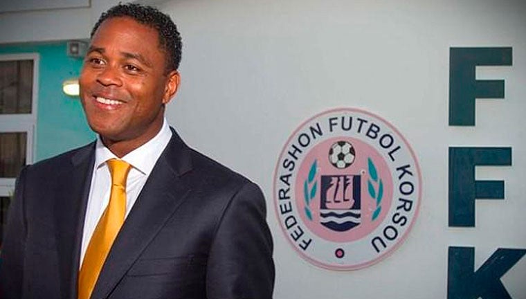 Kluivert, en la Federación de Futbol de Curazao