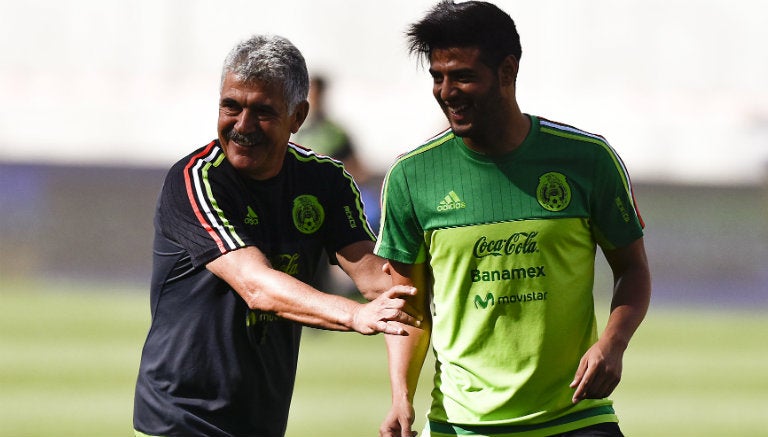 Carlos Vela platica con Tuca en práctica del Tri