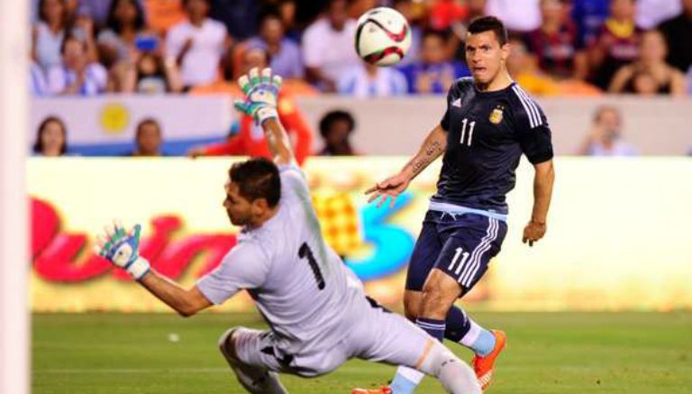 Agüero en el partido contra Bolivia