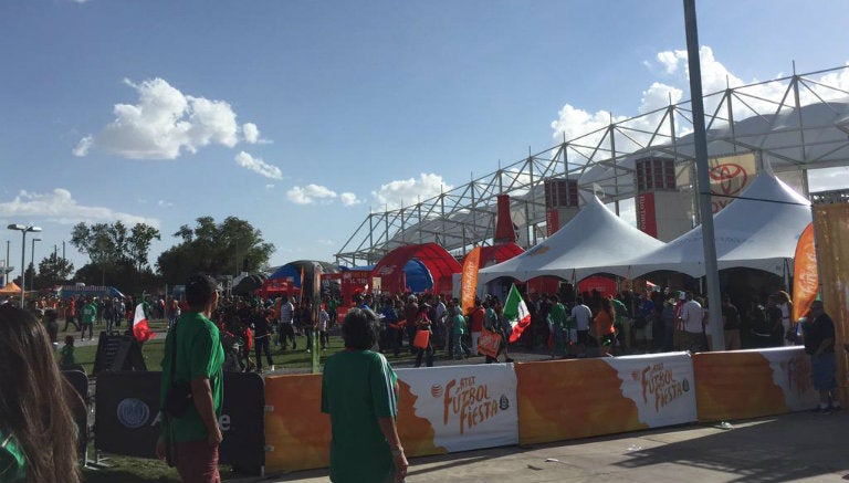 La afición afuera del estadio