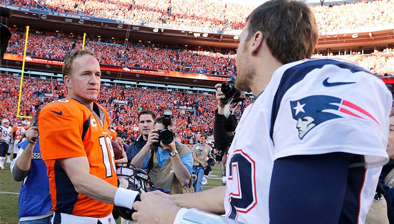 Manning y Brady se saludan tras un partido