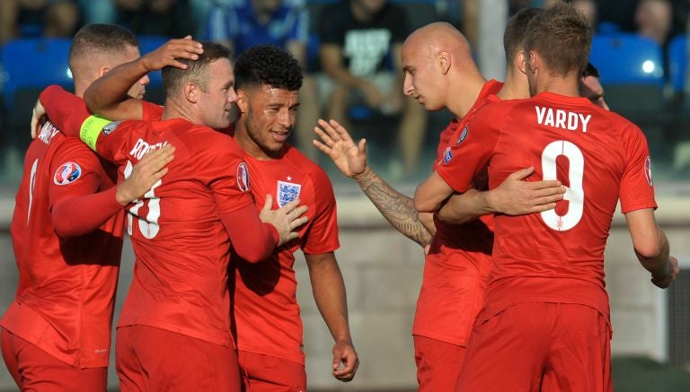 Rooney celebra su gol con sus compañeros