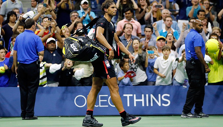 Nadal sale de la cancha tras perder contra Fognini