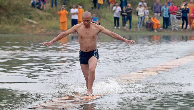 Monje Shaolín corre sobre el agua