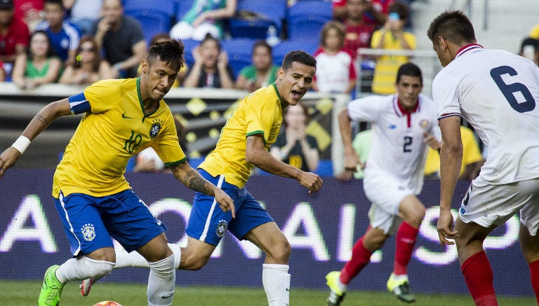 Neymar conduce el balón  en juego contra Costa Rica 