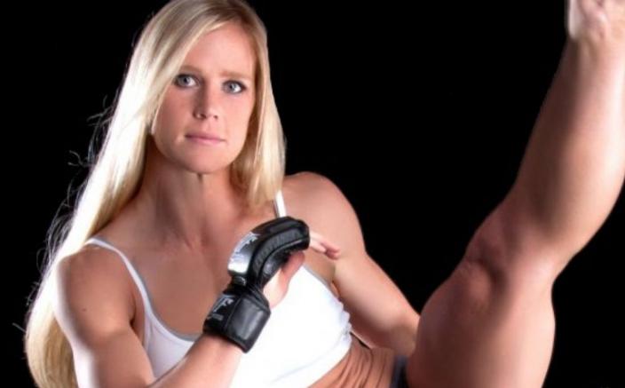 Holly Holm dando una patada