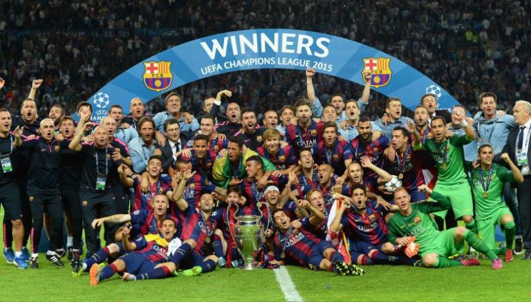 Jugadores del Barcelona festejan con la 'Orejona'