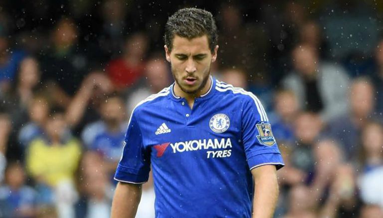 Hazard camina por el campo en partido del Chelsea