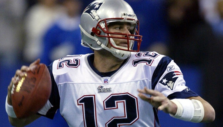 Brady, a punto de lanzar el balón