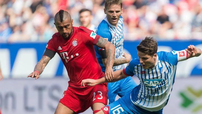 Vidal pelea el balón con un rival