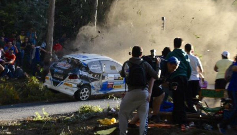 El coche del rally impacta contra los espectadores