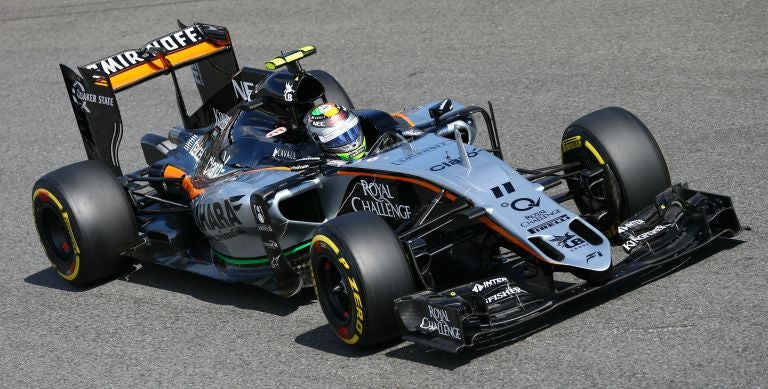 Checo Pérez, en su auto durante el GP de Italia 