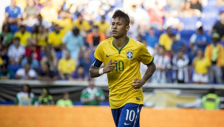 Neymar entra al campo en el partido frente a Costa Rica