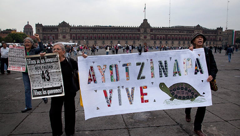 Manifestantes a las afueras de Palacio Nacional 