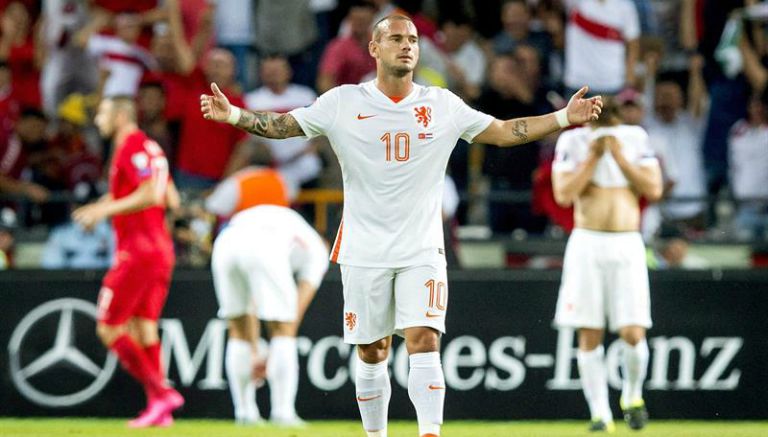 Sneijder se molesta tras un gol de Turquía