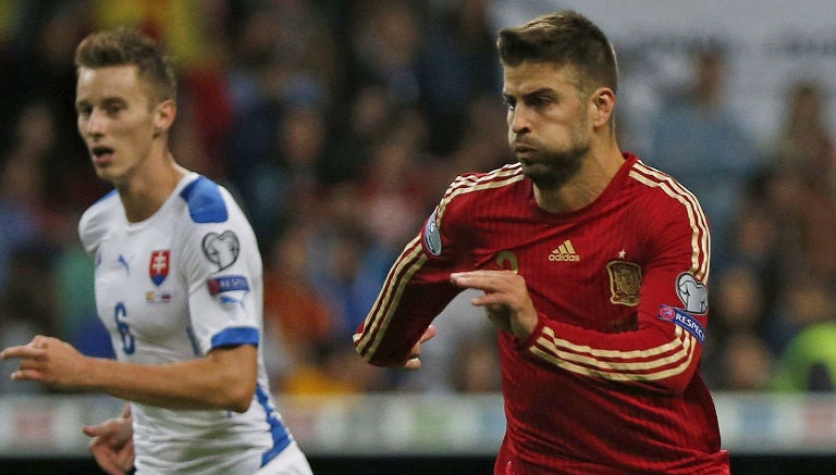 Gerard Piqué realiza una cobertura en juego con España