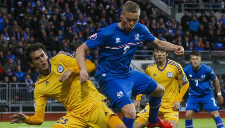 Momento en que jugadores de Islandia y Kazajstán batallan por un balón