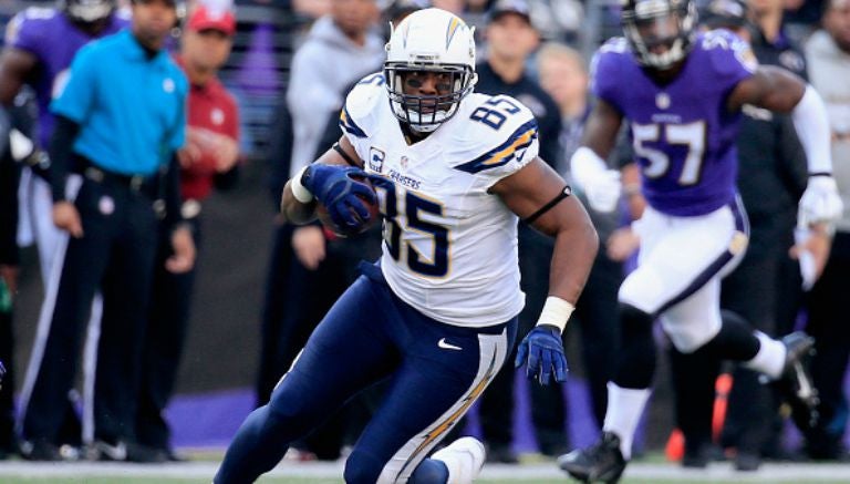 Antonio Gates corre con el ovoide