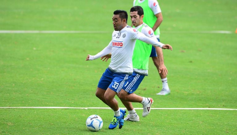 Marco Fabián en un entrenamiento de Chivas