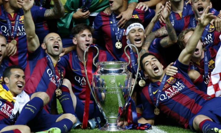 Jugadores del Barcelona festejan con la 'Orejona'