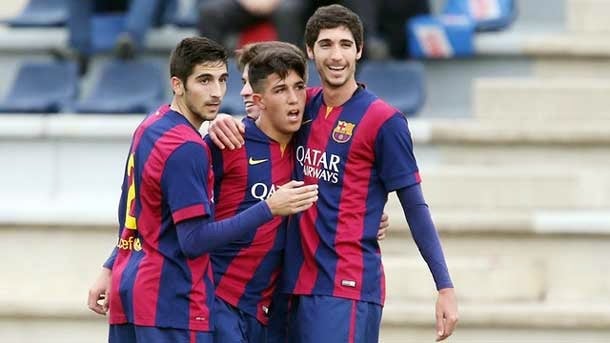 Jugadores de las fuerzas inferiores del Barcelona celebran un gol 