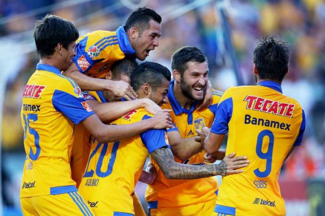 Jugadores de Tigres celebran un gol en un partido de Liga MX