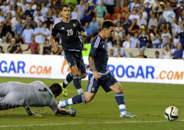 Messi se quita al portero en el partido frente a Bolivia 