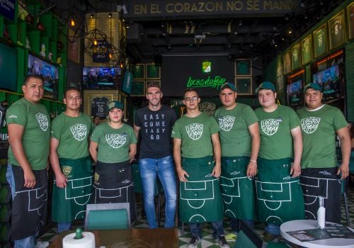 Boselli posa para RÉCORD junto a los trabajadores del restaurante