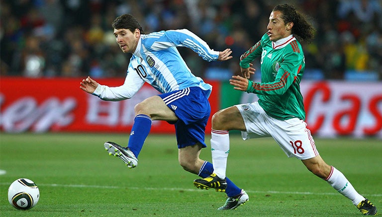 Messi intenta quitarse a Guardado en el Mundial de 2010