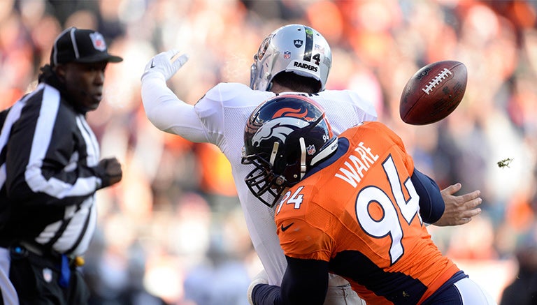 DeMarcus Ware taclea a un jugador de Raiders