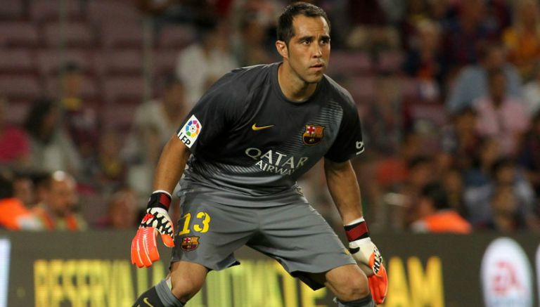 Claudio Bravo vigila la portería catalana