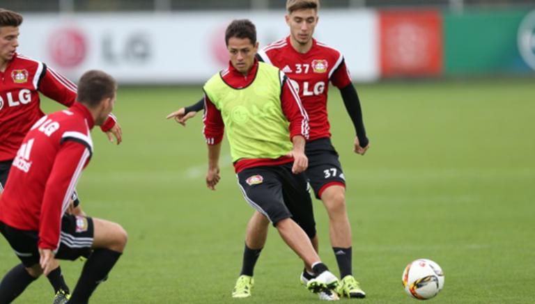 Chicharito, en un entrenamiento del Bayer Leverkusen