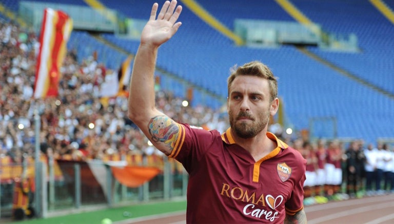 De Rossi saluda en un juego de la Roma