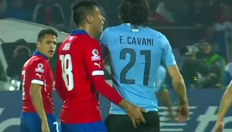 Jara agrede a Cavani en Cuartos de Final de Copa América