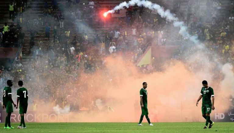 Momento en que la afición de Malasia lanza las bengalas 