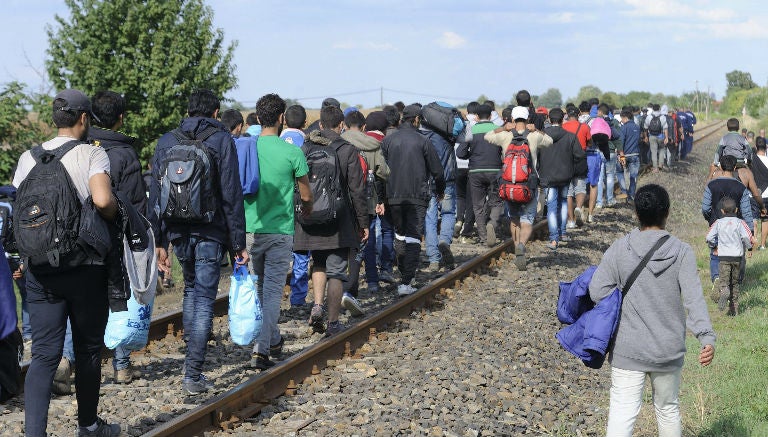 Refugiados en Hungría camina sobre vías