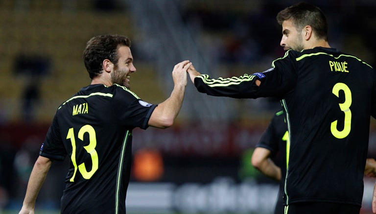 Juan Mata celebra el gol español con Piqué