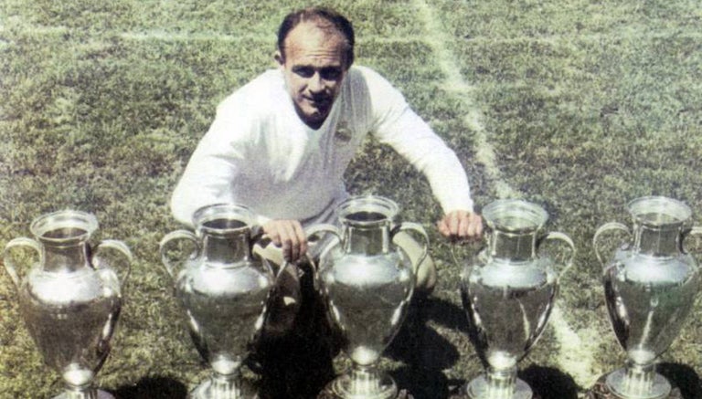 Di Stéfano, posando con las cinco copas de Europa