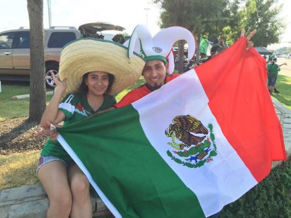 Aficionados muestra bandera de México, en Dallas