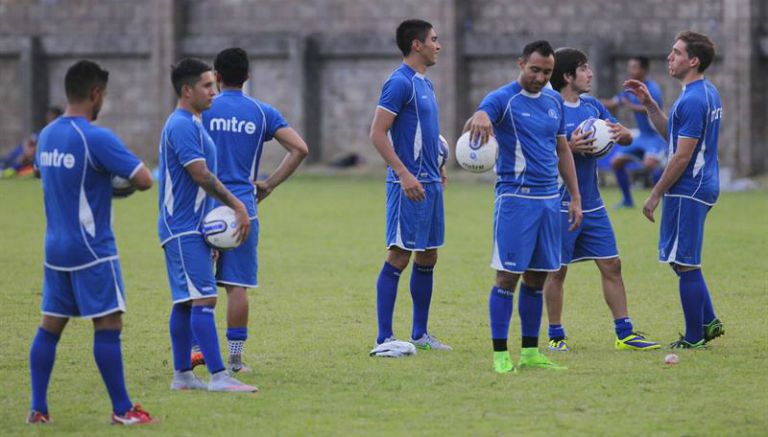 Jugadores salvadoreños durante una práctica