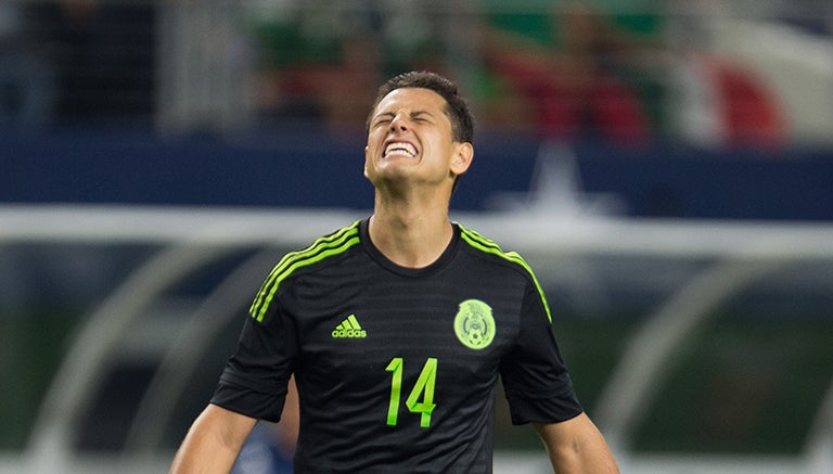 Chicharito se lamenta tras fallar su remate