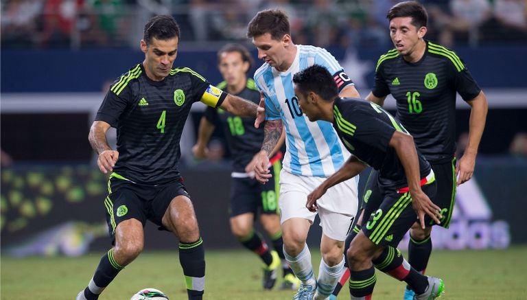 Messi controla el balón contra México