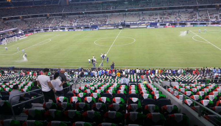 Los asientos del  AT&T Stadium con protectores del Tri